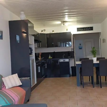 Spacieux De Plein Pied Avec 2 Chambres, Cuisine, Salon, Terrasse à 2 Minutes De La *