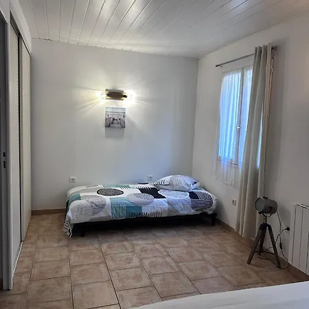 Spacieux De Plein Pied Avec 2 Chambres, Cuisine, Salon, Terrasse à 2 Minutes De La Appartement