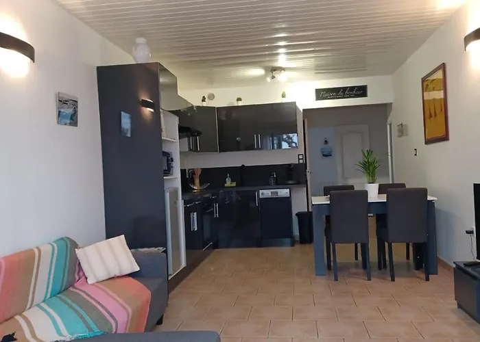 Spacieux De Plein Pied Avec 2 Chambres, Cuisine, Salon, Terrasse A 2 Minutes De La *