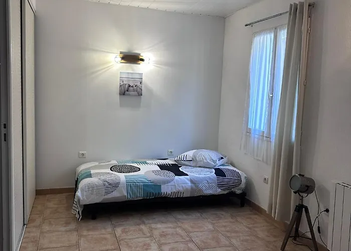 Spacieux De Plein Pied Avec 2 Chambres, Cuisine, Salon, Terrasse A 2 Minutes De La アパート
