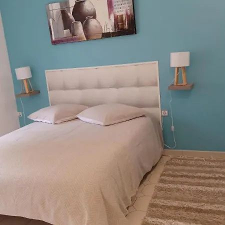 Spacieux De Plein Pied Avec 2 Chambres, Cuisine, Salon, Terrasse A 2 Minutes De La Gruissan