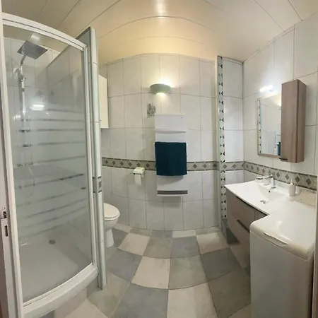 Spacieux De Plein Pied Avec 2 Chambres, Cuisine, Salon, Terrasse A 2 Minutes De La Apartment Gruissan