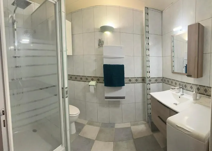 Spacieux De Plein Pied Avec 2 Chambres, Cuisine, Salon, Terrasse A 2 Minutes De La Apartman Gruissan